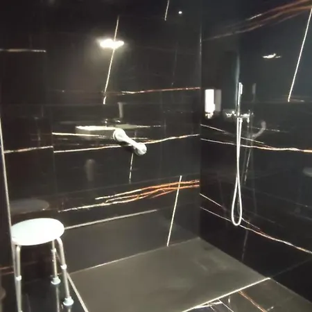 Chateau R Hotel *