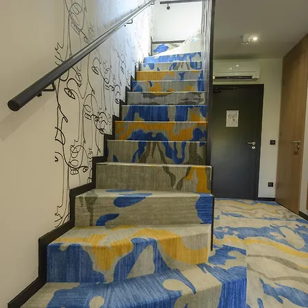 Chateau R Hotell *
